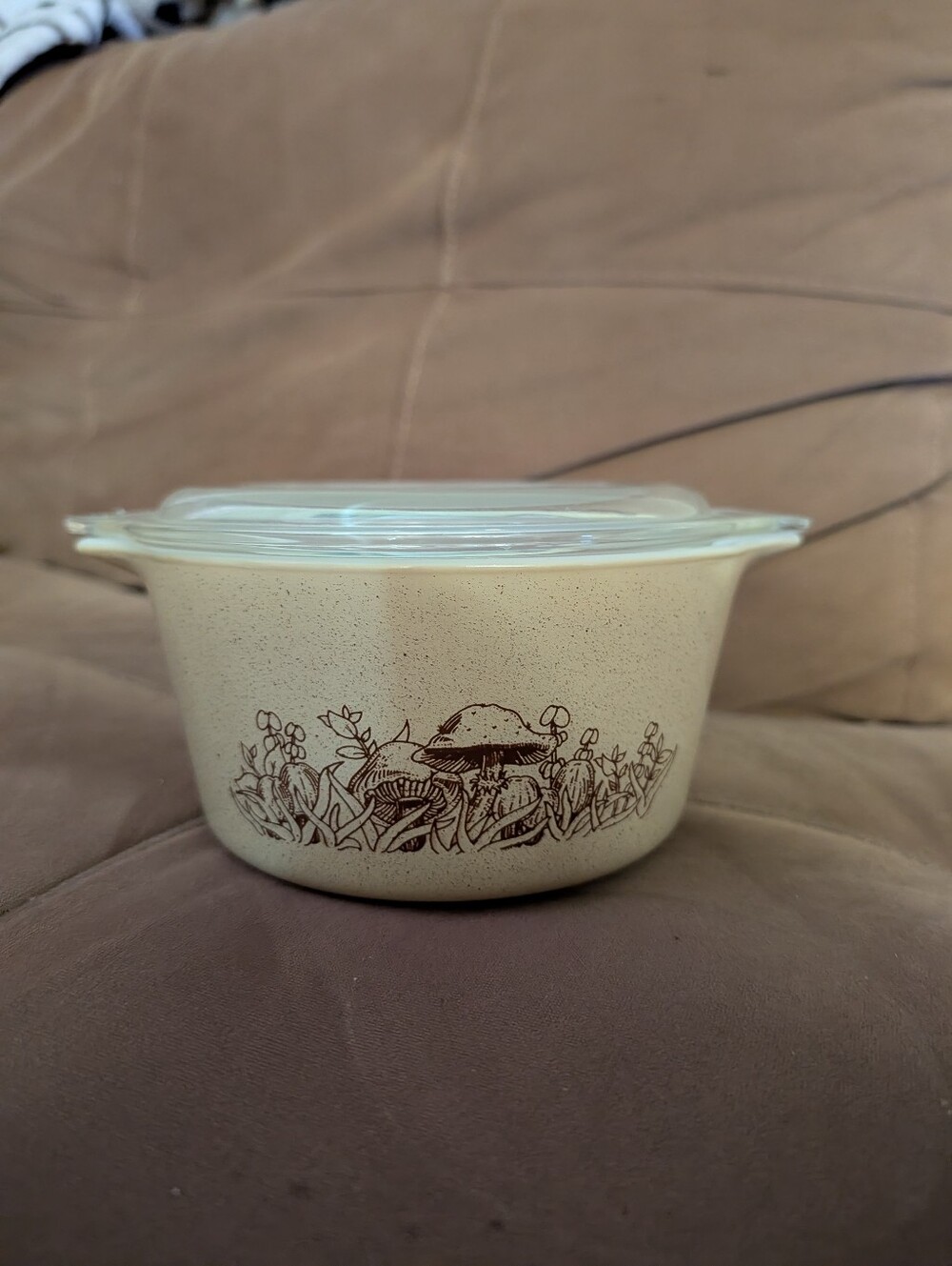 Pyrex Beige Mushroom Ceramic Casserole with Clear Lid. 1 Quart
